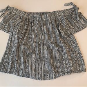 Forever 21 Off the Shoulder Top size small black and white pattern
